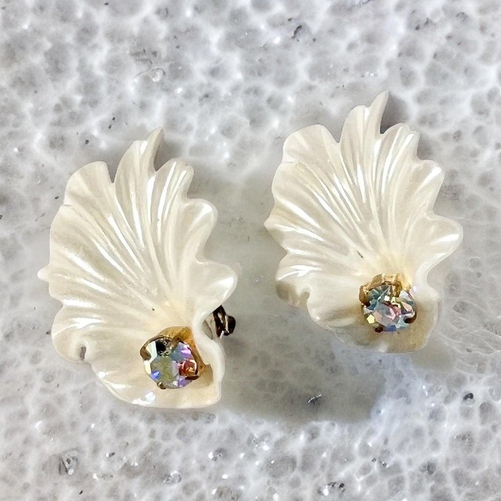 Vintage MCM Lucite plastic leaf & aurora borealis rhinestone clip earrings